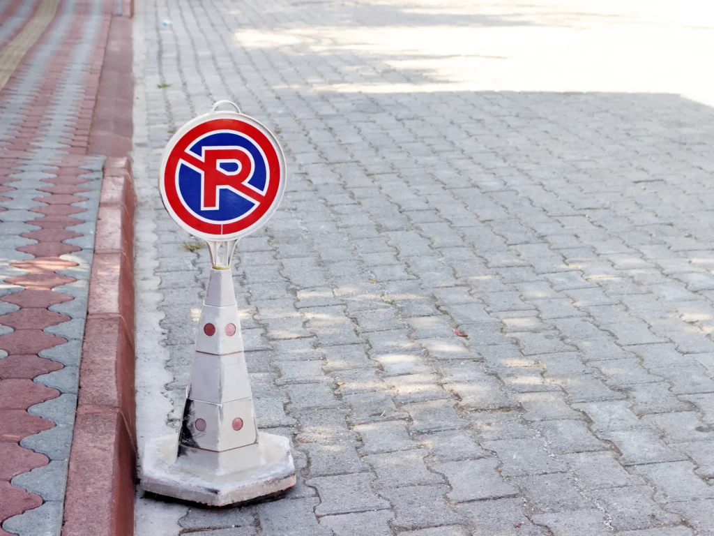 Kleines Halteverbotszonenschild in der Hamburger Innenstadt
