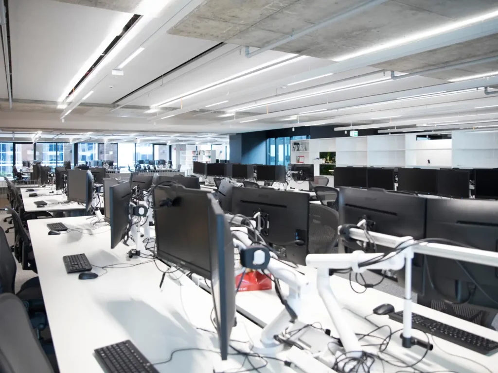 Modernes Großraumbüro mit vollständig installierten Computer-Arbeitsplätzen