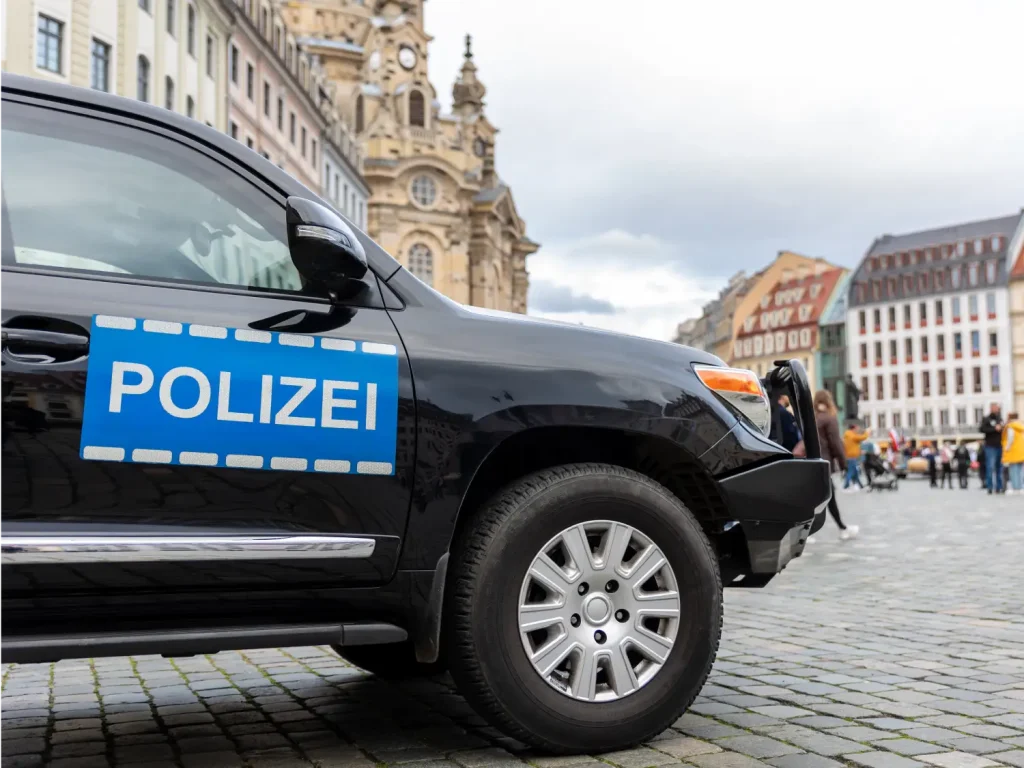 Ein Streifenwagen der Polizei steht auf einem städtischen Platz.