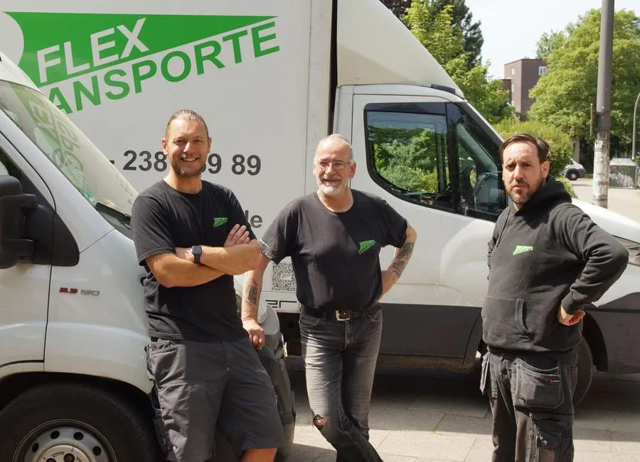 Erfahrenes Team vom Umzugsunternehmen Stade Flex Transporte vor dem Umzugstransporter